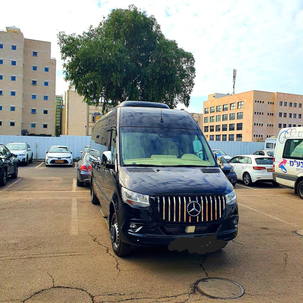 מיניבוס בהרצליה