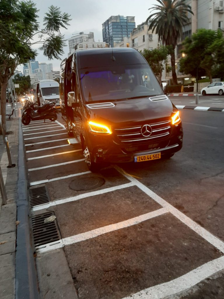 מיניבוס באופקים